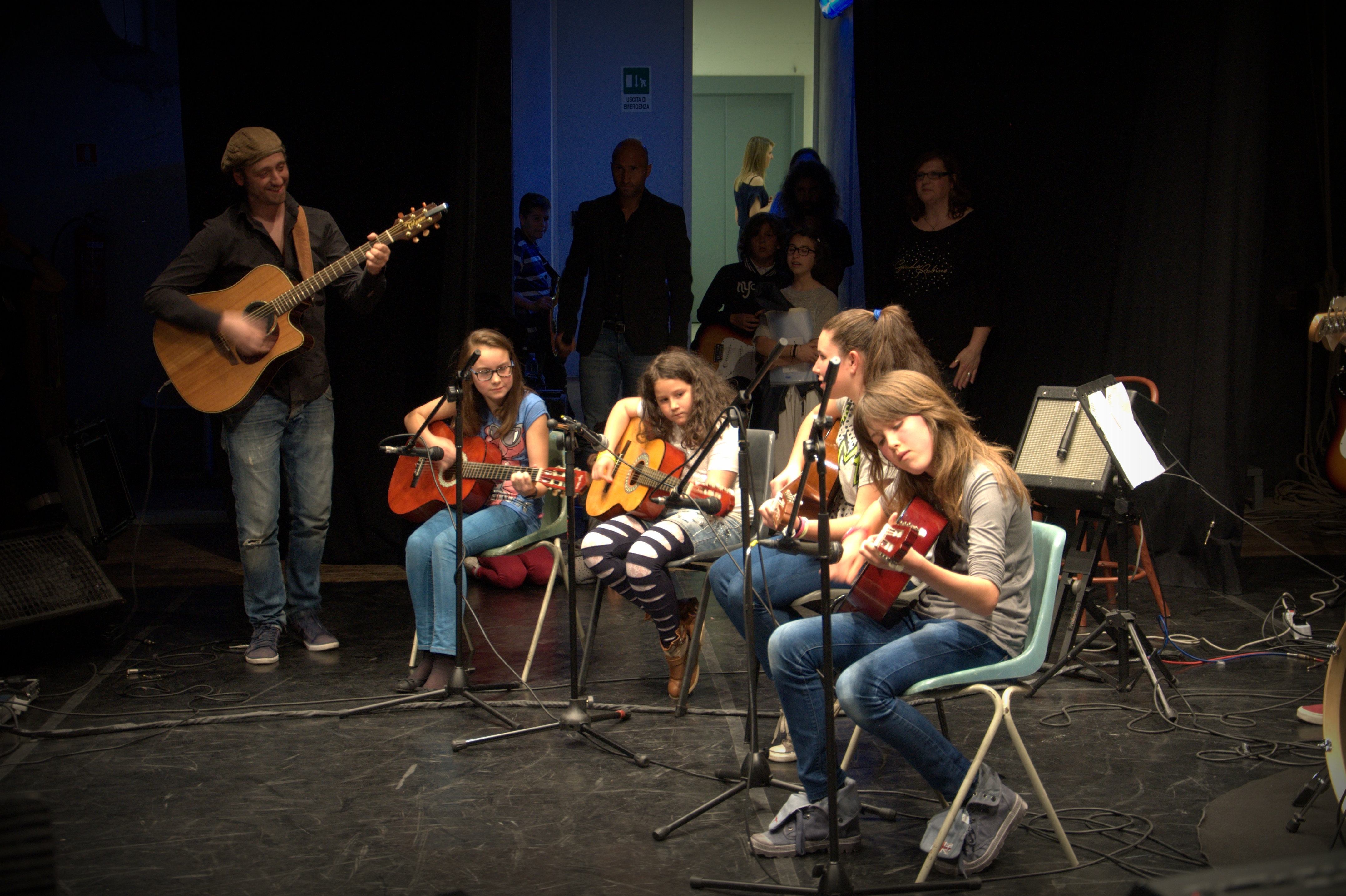 gruppi di giovani allieve suona chitarra con docente