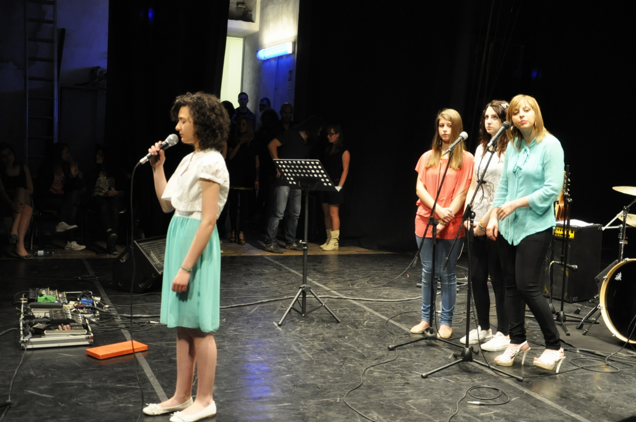 gruppo ragazze canta su palco